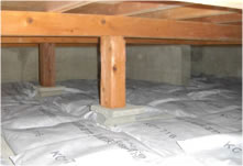 竹炭を敷いた床下写真